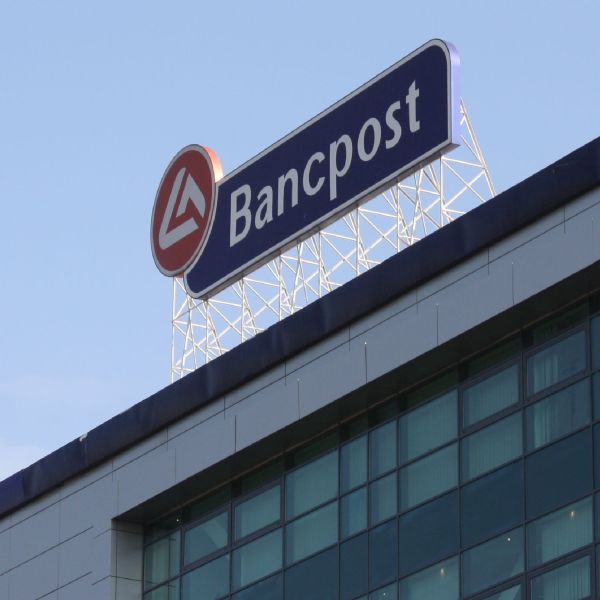 "Bancpost a semnat în locul meu şi apoi mi-a vândut casa"