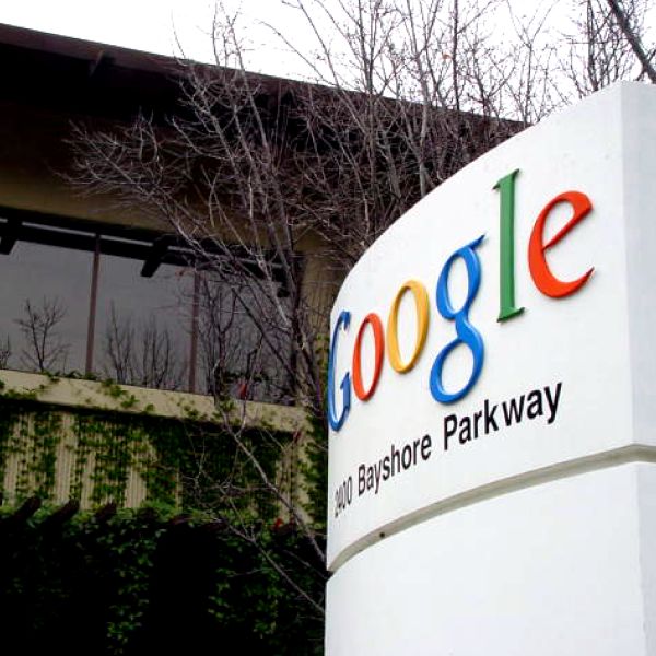 "Google" preia aproximativ 2.000 de angajaţi HTC