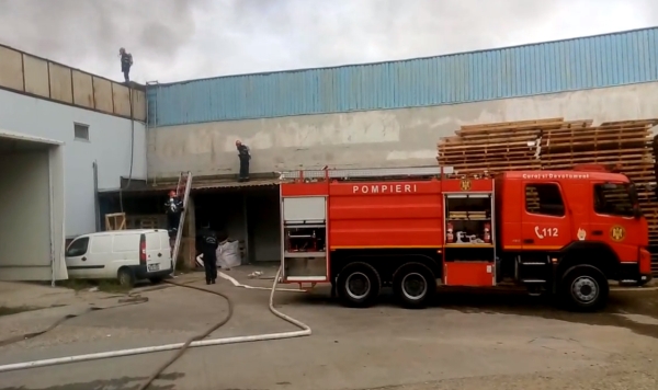 Incendiul izbucnit la depozitul de băuturi alcoolice, în zona Faur Poarta 4 din Capitală (Sursa foto: captură Youtube)