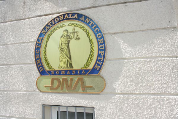 Avocat din Baroul Timiş, prins în flagrant când lua mită 2.000 de euro