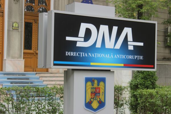 DNA a pus sechestru pe bani şi bunuri deţinute de Dinu Pescariu, Claudiu Florică şi Gabriel Sandu