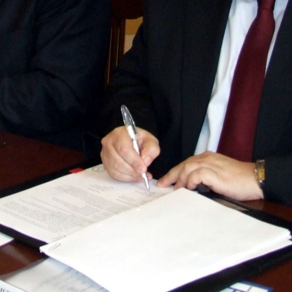 Deputaţii jurişti dezbat, mâine, modificarea Legii clauzelor abuzive