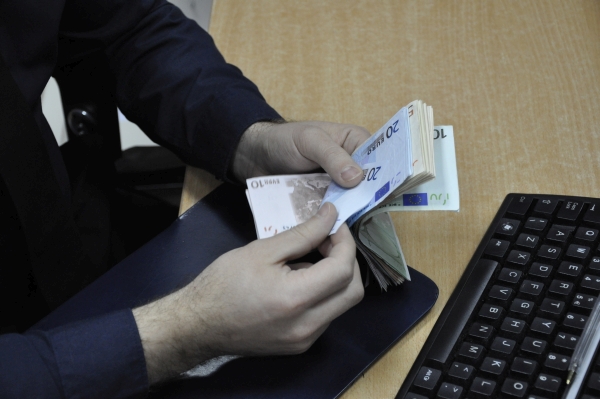 FMI: Nouă bănci majore, posibil să aibă probleme cu profitabilitatea