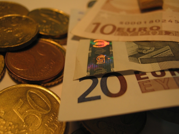 Euro a fost cotat la 4,5988 lei, peste referinţa de vineri