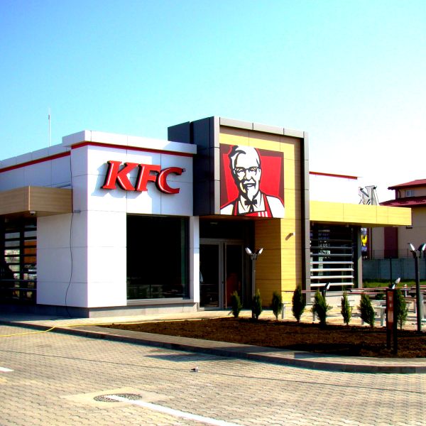 Acţionarii Sphera Franchise Group vor cel puţin 245,7 milioane de lei pe 25% din companie şi promit dividende