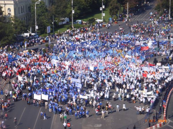 Sindicatele din sănătate iau în calcul declanşarea grevei generale