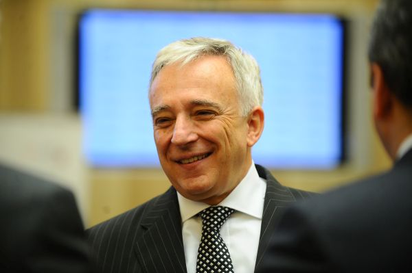 Mugur Isărescu