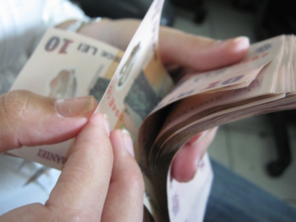 Salariul minim brut pe ţară va creşte la 1.900 de lei de la 1 ianuarie 2018