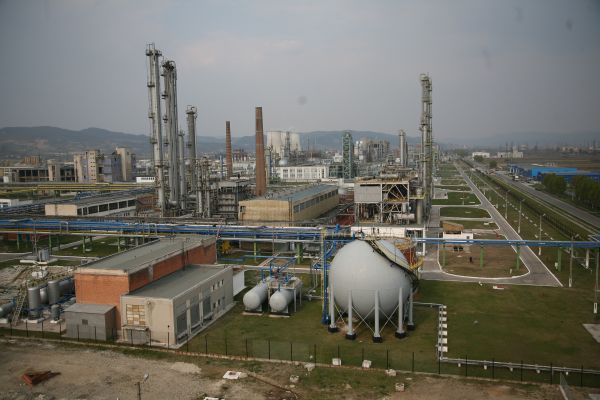 Chimcomplex dă 127 milioane euro către Oltchim
