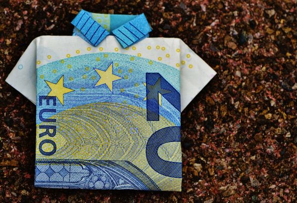 Euro a fost cotat la 4,5974 lei, sub referinţa de vineri