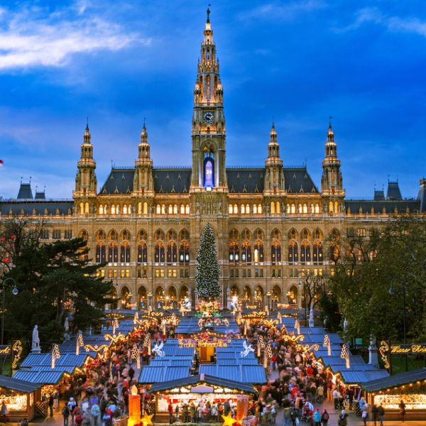 Turiştii români aleg târgurile de Crăciun din oraşele europene, pentru 1 decembrie