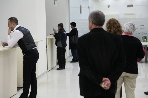 Peste 10.000 dintre clienţii băncii migrează lunar pe canalele digitale