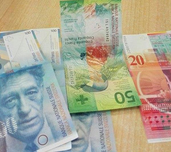 Raiffeisen schimbă dobânzile la creditele în CHF, în baza Ordinului ANPC