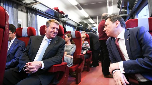  Klaus Iohannis, călătorind spre Ploieşti (Sursa foto: Facebook)