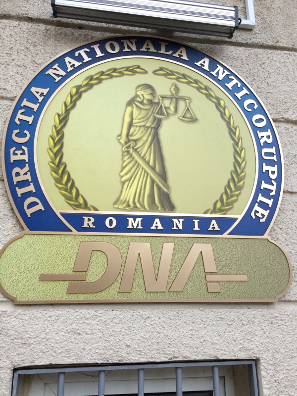 Ofiter din cadrul Direcţiei de Investigare a Criminalităţii Economice, reţinut pentru trafic de influenţă