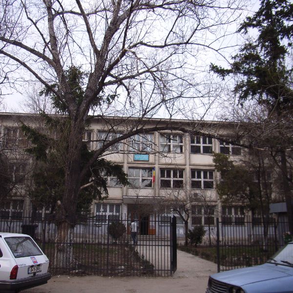 Clădirile şcolilor închise trec la administraţia locală
