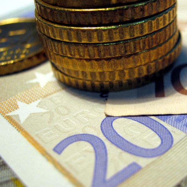 Studiu BCE: Majoritatea europenilor preferă să facă plăţi în numerar