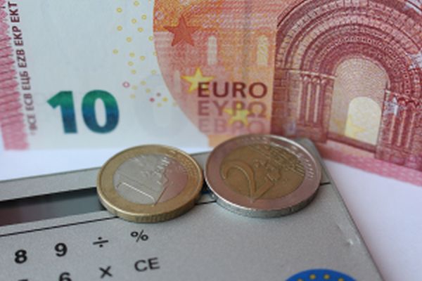 Euro a fost cotat la 4,6422, peste referinţa de ieri