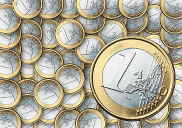 Euro s-a apreciat la 4,6344 lei