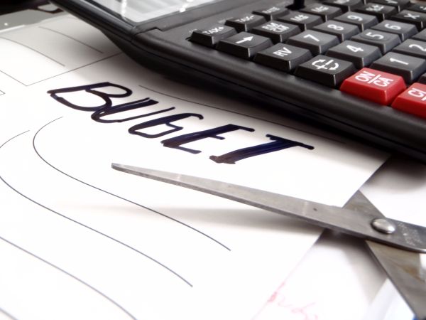 Guvernul a aprobat măsuri de menţinere a ţintei de deficit bugetar sub 3% din PIB