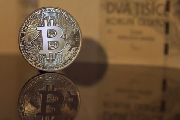 Bitcoin a crescut până la 14.731 de dolari