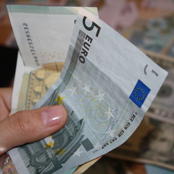 Eurodeputaţii au prelungit şi majorat Fondul european pentru investiţii strategice