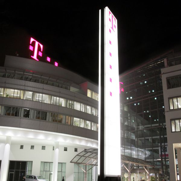 Angajaţii Telekom de la noi vor să protesteze în faţa sediului din Germania