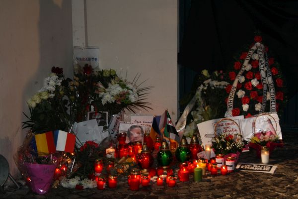 Franţa a adus un omagiu victimelor atacului din redacţia Charlie Hebdo