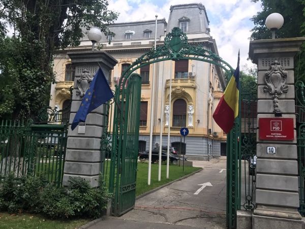 Protestatarii din faţa sediului PSD băgaţi cu forţa în duba jandarmeriei în frunte cu Mălin Bot