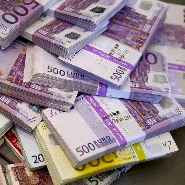 "Intesa" ia în calcul vânzarea diviziei de colectare a datoriilor şi a unor credite neperformante
