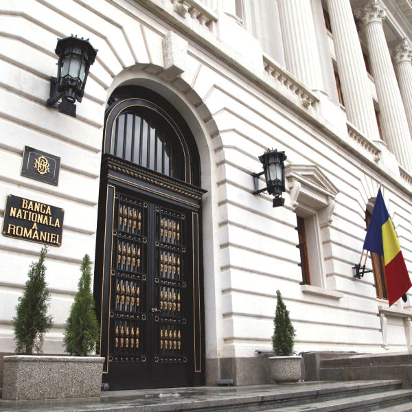 Deficitul de cont curent - aproape dublu
