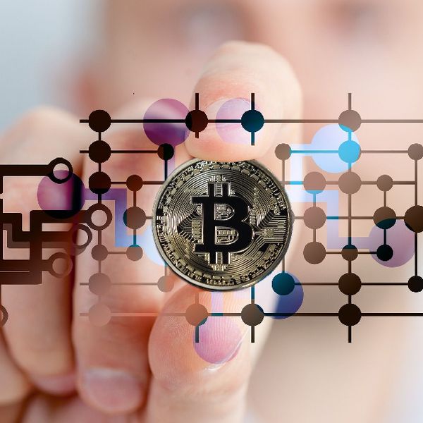 Bitcoin scade sub 10.000 de dolari