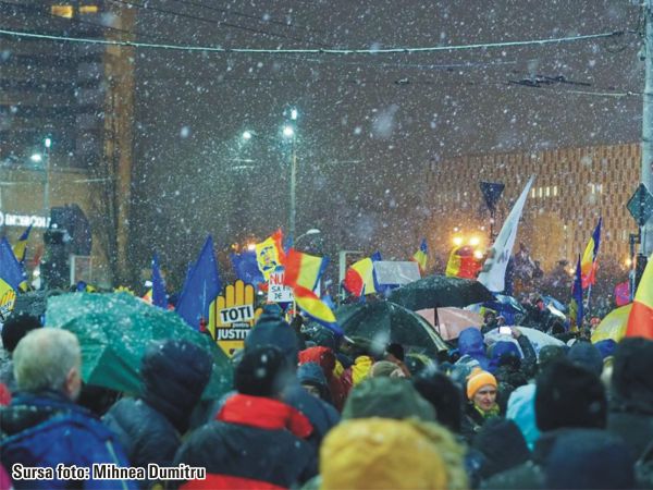 Zeci de mii de oameni au protestat, sâmbătă seara, în toată ţara