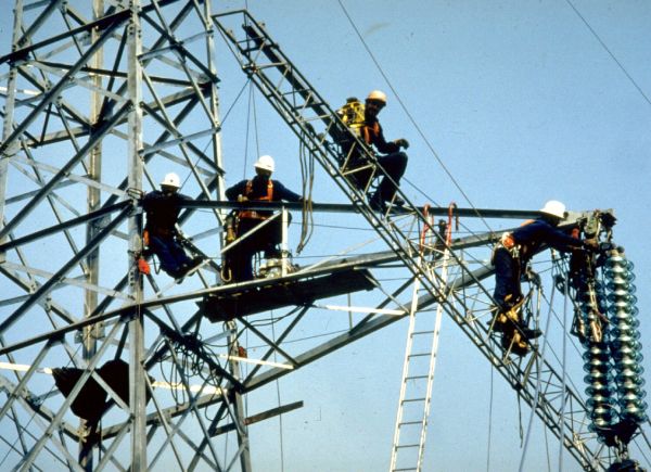 "Continuarea distribuirii dividendelor suplimentare ameninţă capacitatea companiilor energetice de a investi"