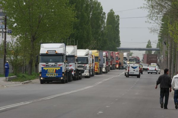 Transportatorii rutieri solicită Guvernului să elimine supraacciza la carburanţi