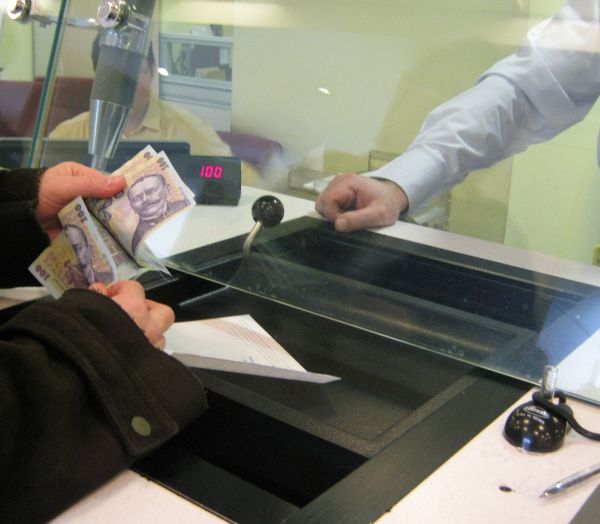 Statul vrea clienţii captivi ai băncilor