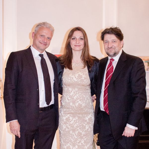 Magnus Lewis-Olsson, preşedintele pe Europa al SAAB, Krasimira Stoyanova, Şef pe Europa Centrală şi de Est SAAB, şi Răzvan Antoni, Country manager România, SAAB (de la stânga la dreapta).