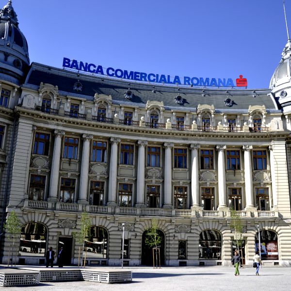 Judecătoria Piteşti obligă BCR să restituie clientului circa 40.000 euro