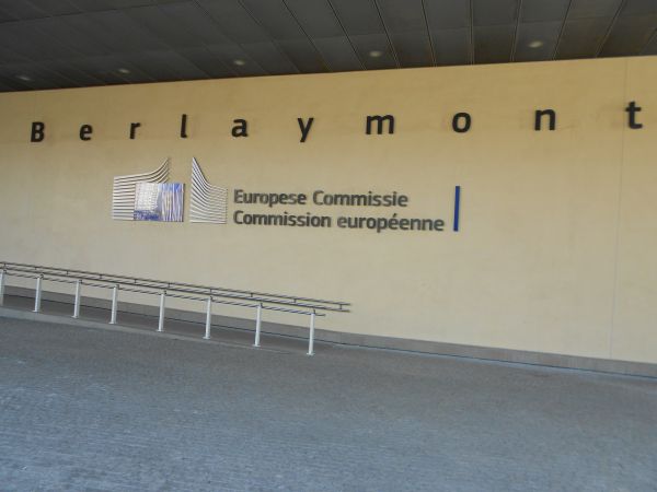 "Comisia Europeană avertizează că reducerea contribuţiei pentru Pilonul II pune probleme suplimentare sistemului"