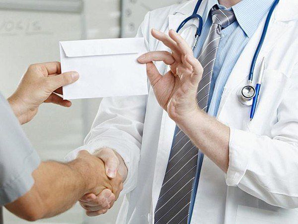 Percheziţii pentru probarea săvârşirii unor fapte de corupţie de către un medic din Târgu Mureş