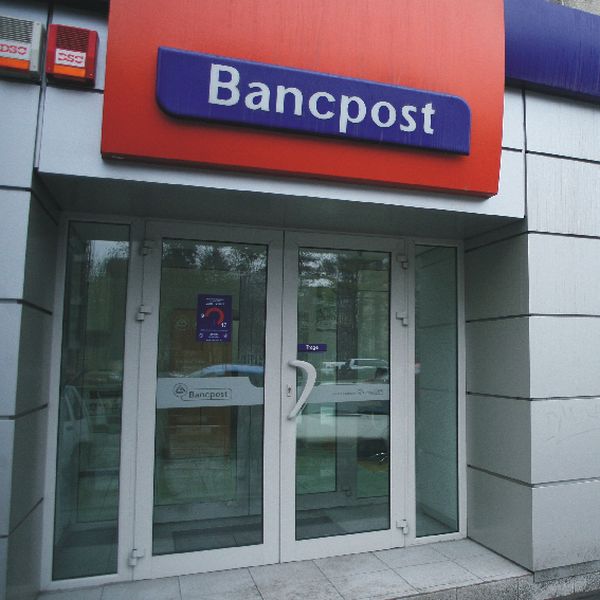 Bancpost, obligată de instanţă să returneze o parte din ratele unui credit
