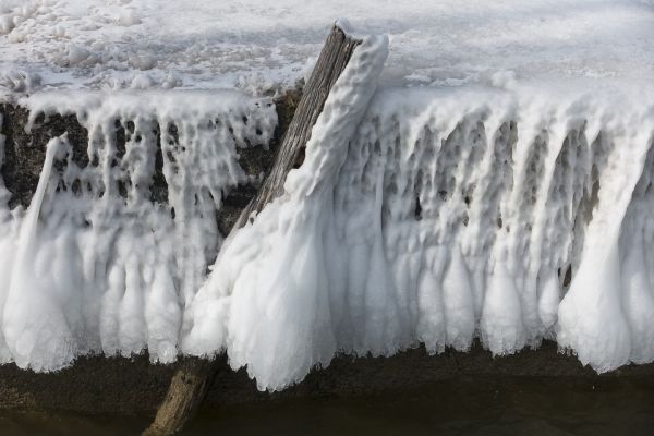 Cod portocaliu de frig şi ninsori în Bucureşti şi 15 judeţe, până vineri după-amiază