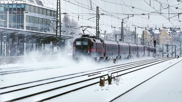 Peste 70 de trenuri anulate pe mai multe rute; toate secţiile de cale ferată sunt deschise
