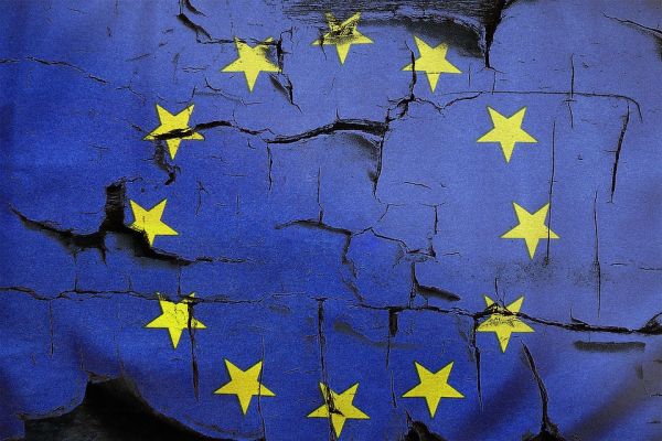 Uniunea Europeană analizează posibila limitare a importurilor de oţel
