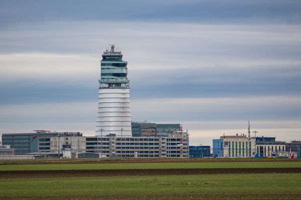 Construcţia celei de-a treia piste a aeroportului din Viena a primit aprobarea