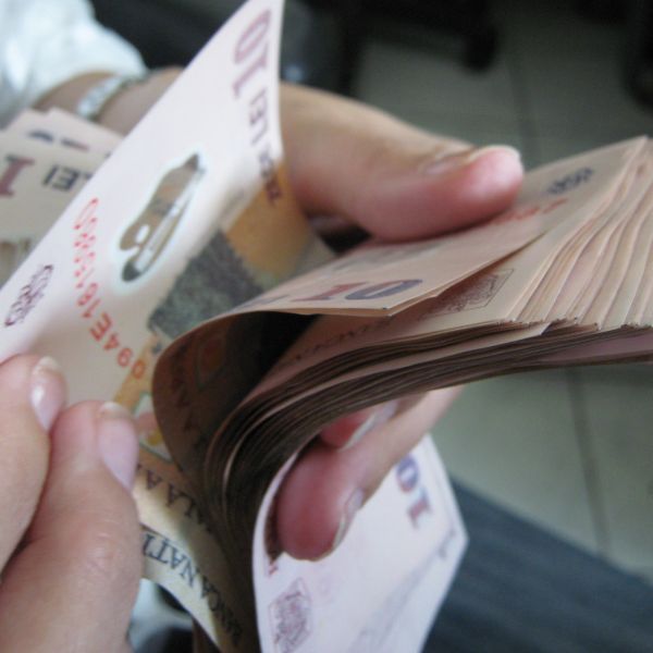 Cu cât şi de ce sunt mai scumpe creditele de consum româneşti decât cele occidentale?