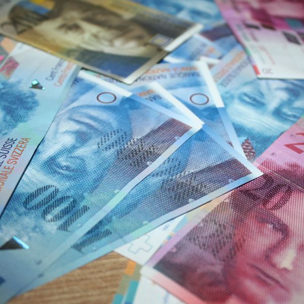 Declinul neobişnuit al francului, rezultat al sancţiunilor Occidentului împotriva Rusiei