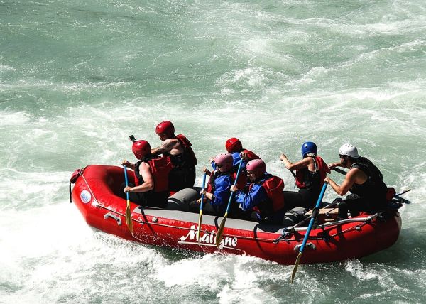 Un bărbat a decedat după ce a căzut dintr-o barcă de rafting în râul Jiu