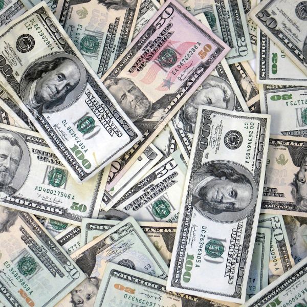 "Apple" răscumpără acţiuni de 100 de miliarde de dolari