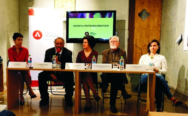 De la stânga la dreapta: Oana Marinescu (moderator), Şerban Sturdza (arhitect şi preşedinte OAR), Ana Maria Goilav (vicepreşedinte OAR), Bogdan Traian Bogoescu (vicepreşedinte), Alexandra Stoica (arhitect).